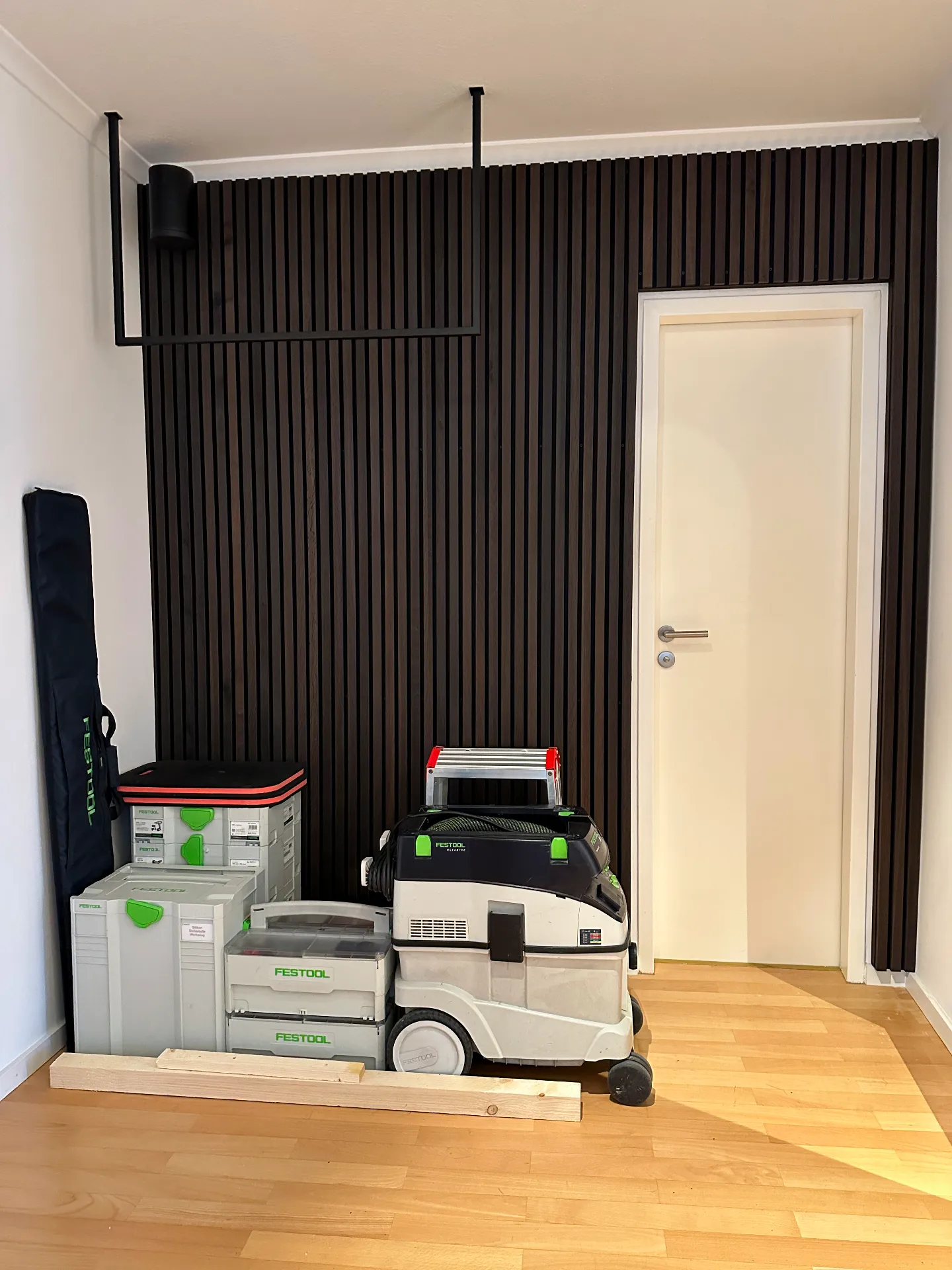 Akustikpaneele anbringen